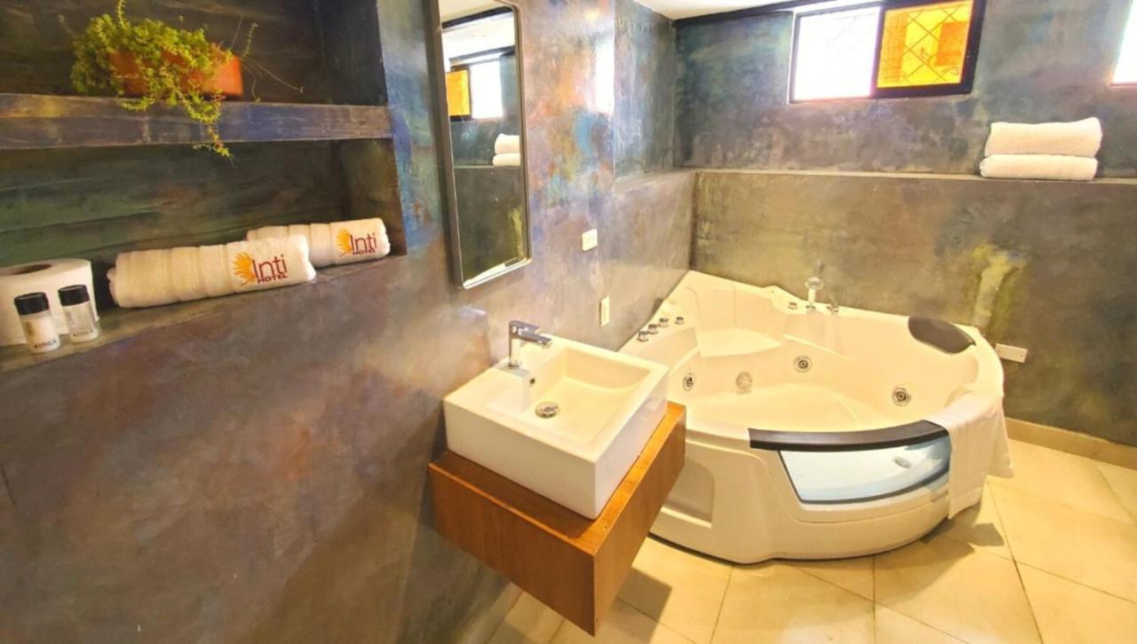 Hotel Inti Кито Екстериор снимка